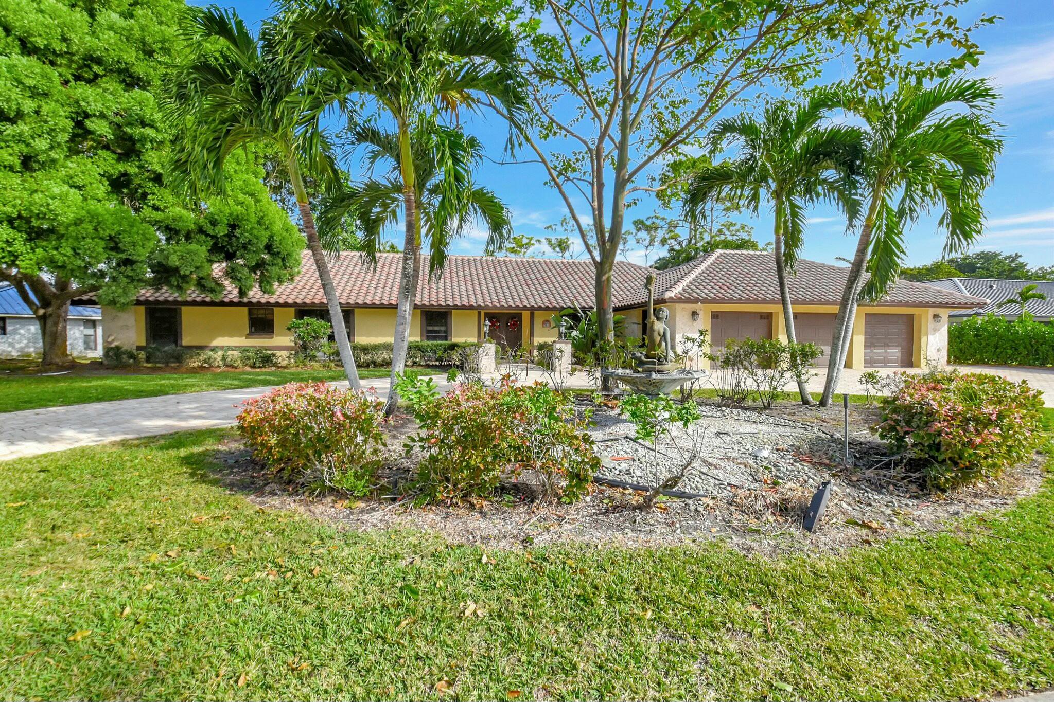 581 Country Club, Atlantis, Florida 33462