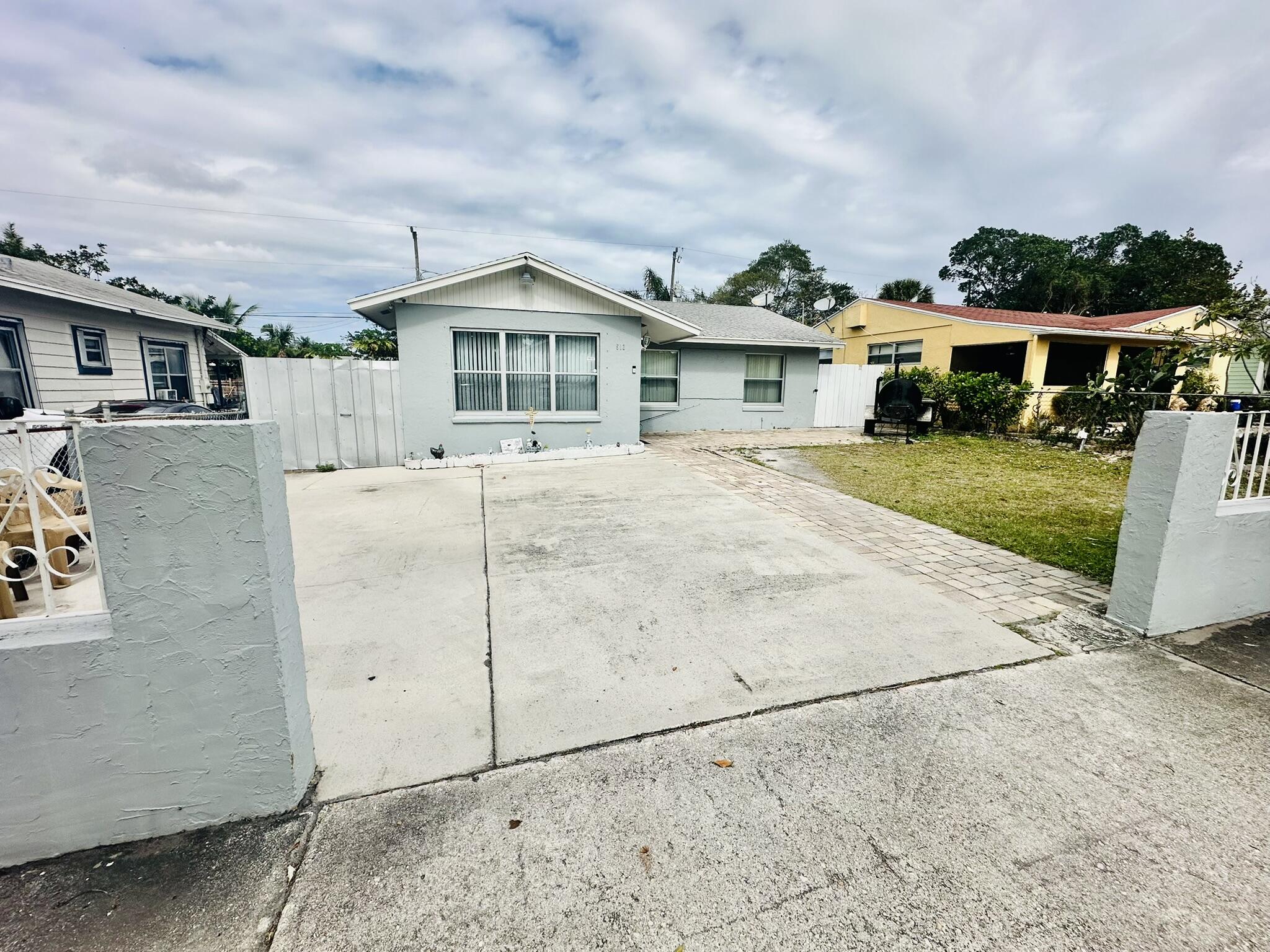 513 El Vedado, West Palm Beach, Florida 33405